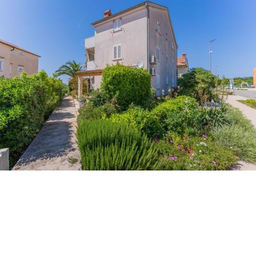 Apartments with WiFi Cres - 20832
