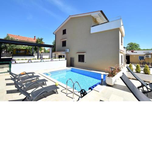Apartments Zrinka