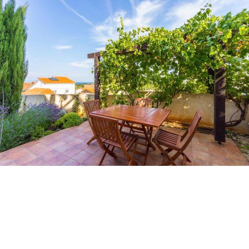 Appartement mit Meerblick, Terrasse, Klima, WLAN, Parkplatz und nur knapp 900 Meter vom kristallklaren Meer entfernt