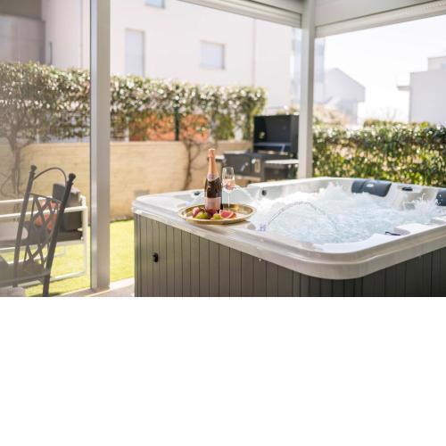 Apt GioAn Novigrad, 500m to Sea, private heated Jacuzzi, BBQ, private parking