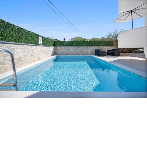 Aquarius Apartments - Beachside with Heated Pool