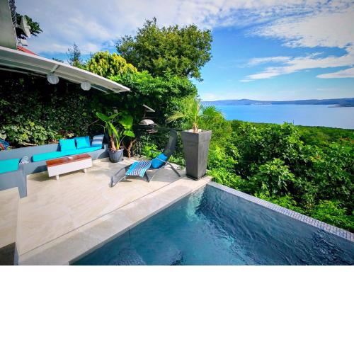 Art Gallery House with a small relaxing pool