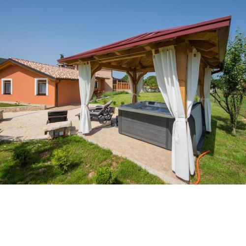 Attractive Holiday Home with Pool bubble bath Patio Courtyard