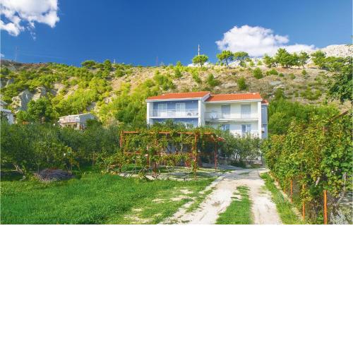 Awesome Apartment In Duce