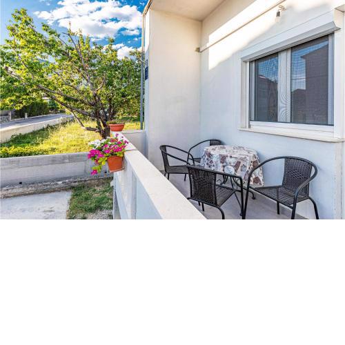 Awesome Apartment In Kastel Luksic With Kitchen