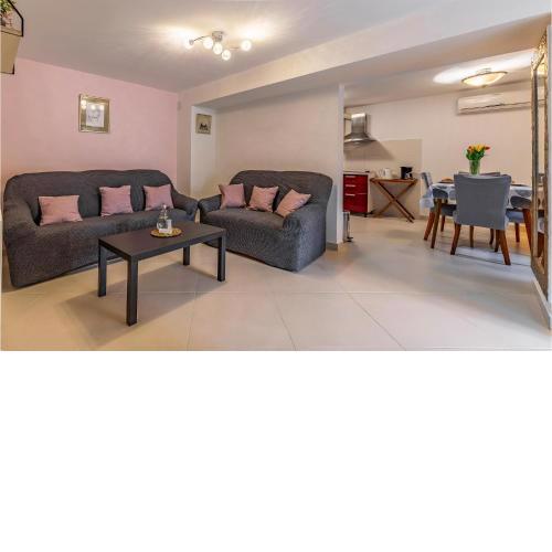 Awesome Apartment In Liznjan With Wifi