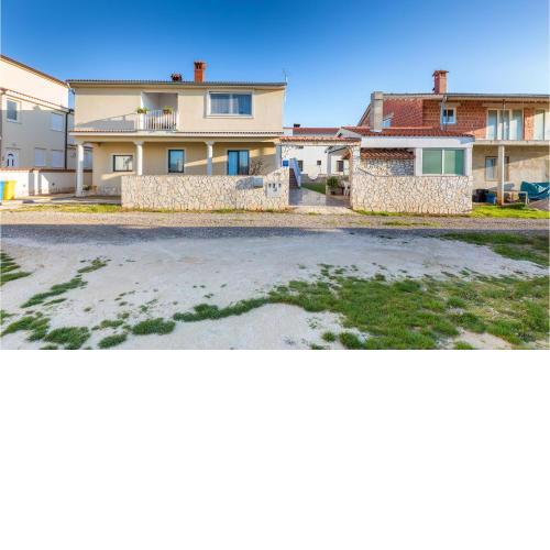 Awesome Apartment In Valbandon With Wifi
