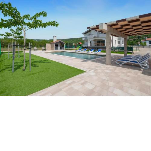Awesome Home In Donji Prolozac With Wifi