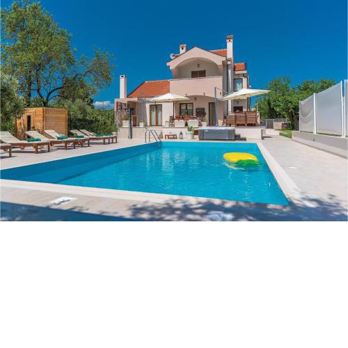 Awesome Home In Donji Zemunik With Sauna