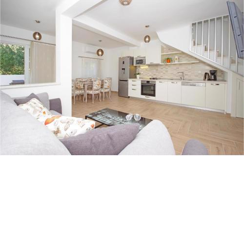 Awesome Home In Drvenik With Wifi