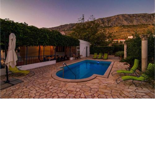 Awesome Home In Dugi Rat With Wifi