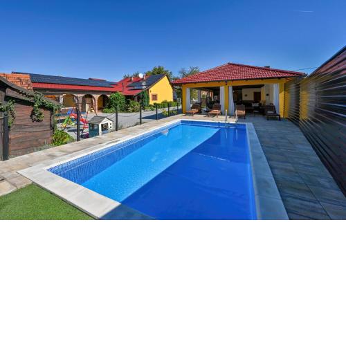 Awesome Home In Gornja Ploscica With Kitchen