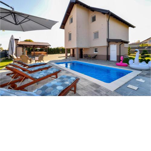 Awesome Home In Gracec With Sauna