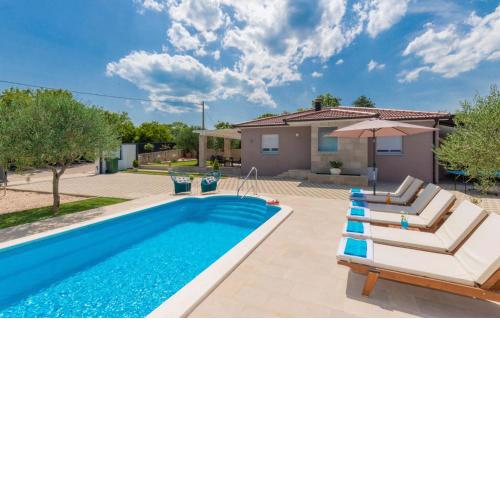 Awesome Home In Kamenmost With Jacuzzi
