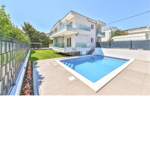 Awesome Home In Kastel Luksic With Lake View