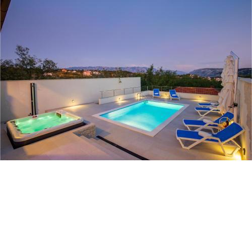 Awesome Home In Lopar With 4 Bedrooms, Jacuzzi And Outdoor Swimming Pool