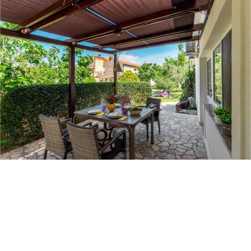 Awesome Home In Medulin With Kitchen