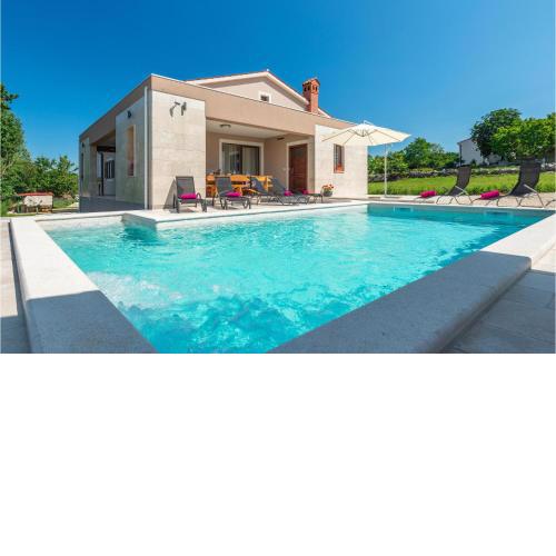 Awesome Home In Orihi With Kitchen