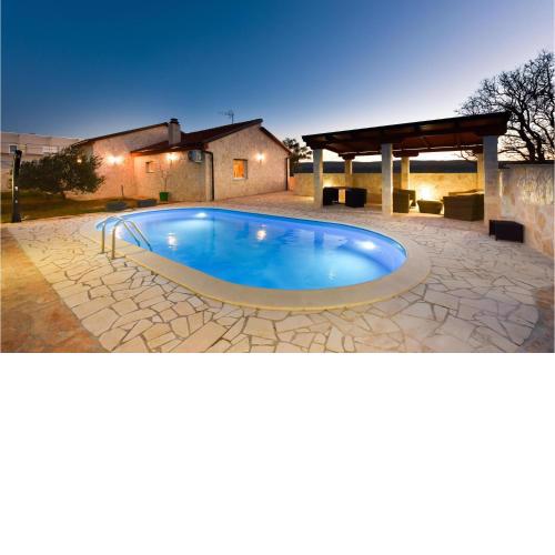 Awesome Home In Pridraga With Wifi