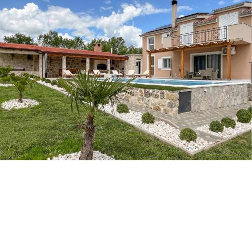 Awesome Home In Ruzic With Jacuzzi