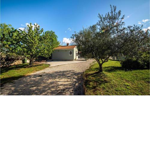 Awesome Home In Stifanici With 1 Bedrooms, Wifi And Jacuzzi