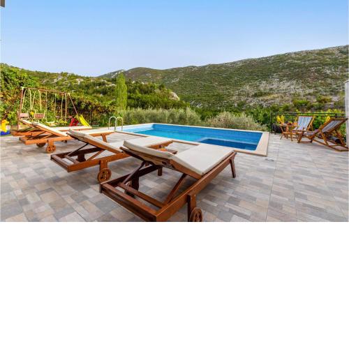 Awesome Home In Svinisce With Jacuzzi