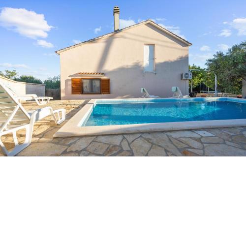 Awesome Home In Tinj With Jacuzzi