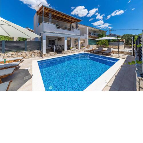 Awesome Home In Vinisce With Outdoor Swimming Pool, Wifi And 5 Bedrooms