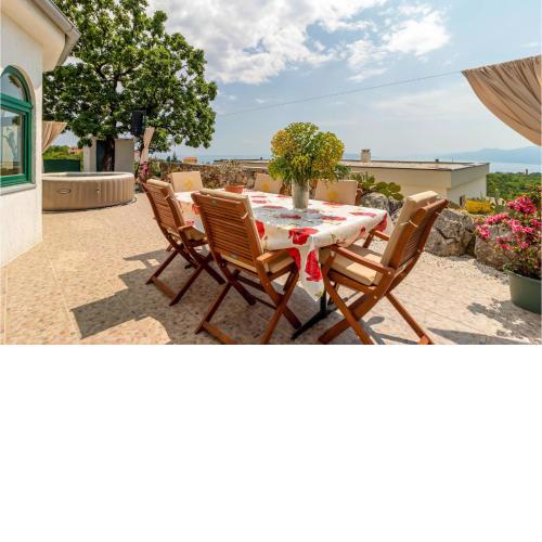 Awesome Home In Viskovo With Kitchen