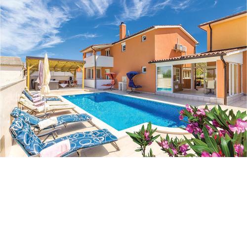 Awesome Home In Vodnjan With Jacuzzi
