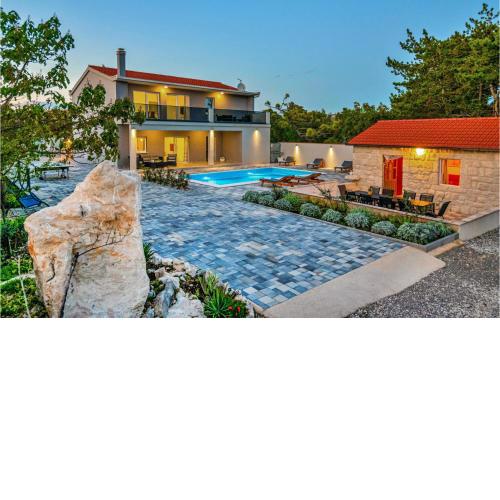 Awesome Home In Zadvarje
