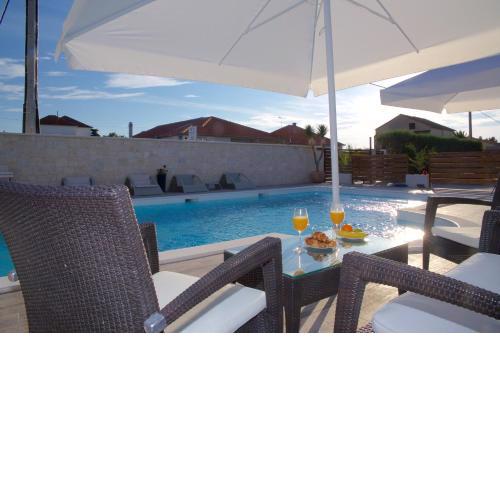 Banić Apartments with pool