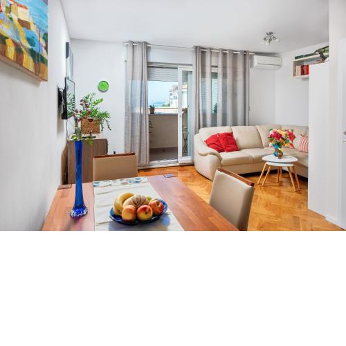 Beach apartment 2 minutes on foot Marija, cozy sea view balcony garage