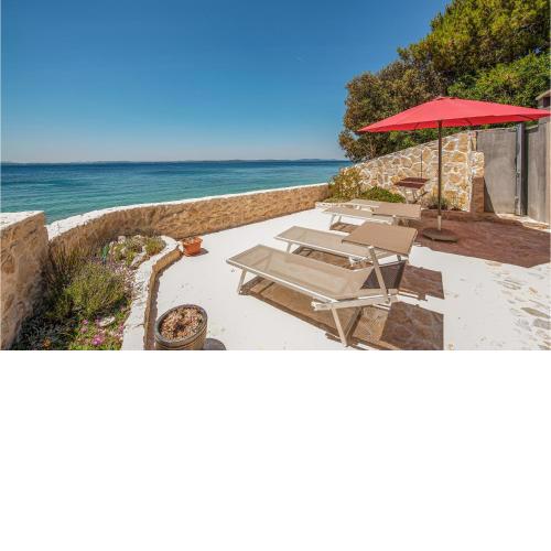 Beach Front Apartment In Petrcane With Kitchen