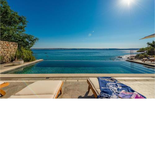 Beach Front Home In Lukovo Sugarje With Jacuzzi