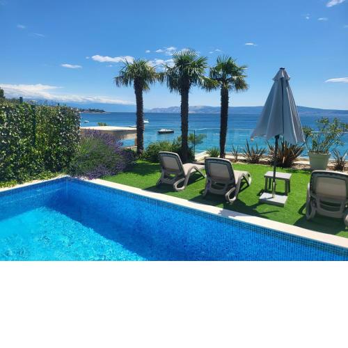 BEACH FRONT VILLA FRAN - DELUXE SUITE with private pool