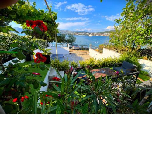Beach Holiday home with private jacuzzi & parking