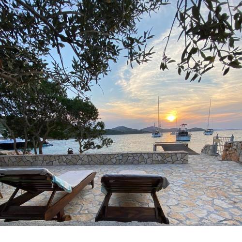 Beach house Danica - resort & tavern BAIN, free transport, pool, Island of Žut - Kornati