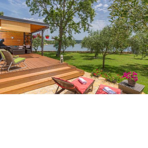 Beach house IVE with jacuzzi, pool, playground and bbq in an olive grove with a beach, Pomer - Istria