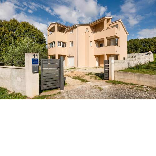 Beautiful Apartment In Beloci With Wifi
