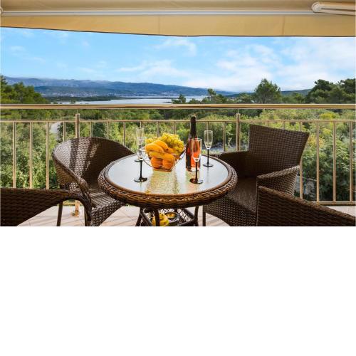Beautiful Apartment In Cizici With Kitchen