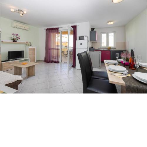 Beautiful Apartment In Cizici With Wifi