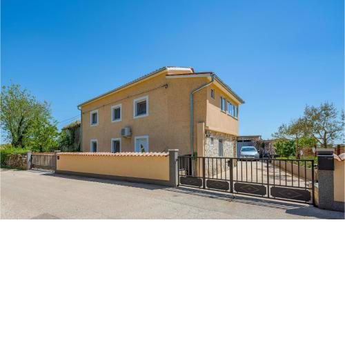 Beautiful Apartment In Divsici With Wifi