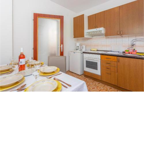 Beautiful Apartment In Draga Bascanska With Wifi