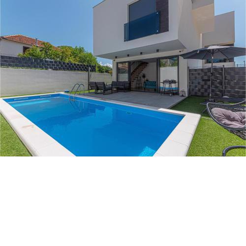 Beautiful Apartment In Jezera With Wifi