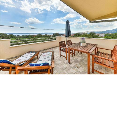 Beautiful Apartment In Kastel Luksic With Wifi