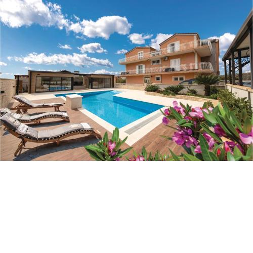 Beautiful Apartment In Kastel Stari With Jacuzzi