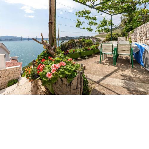 Beautiful Apartment In Klek With House Sea View