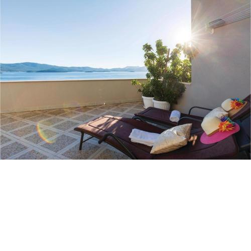 Beautiful Apartment In Komarna With Wifi