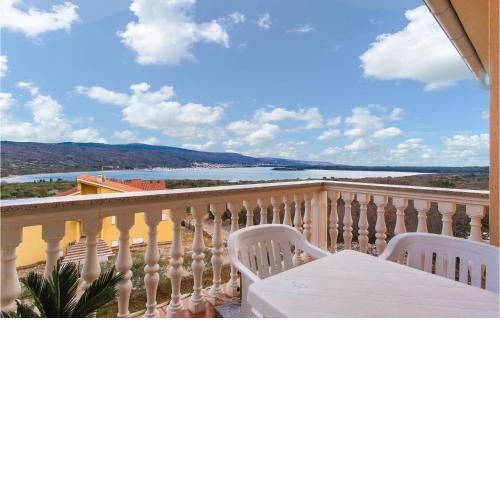 Beautiful Apartment In Kornic With Kitchen